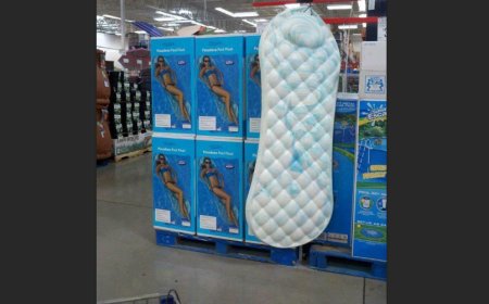 The pool float that looks like a sanitary pad