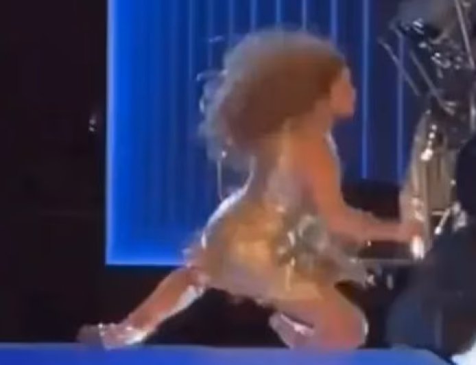 Shakira suffers brutal fall on-stage, twists her ankle